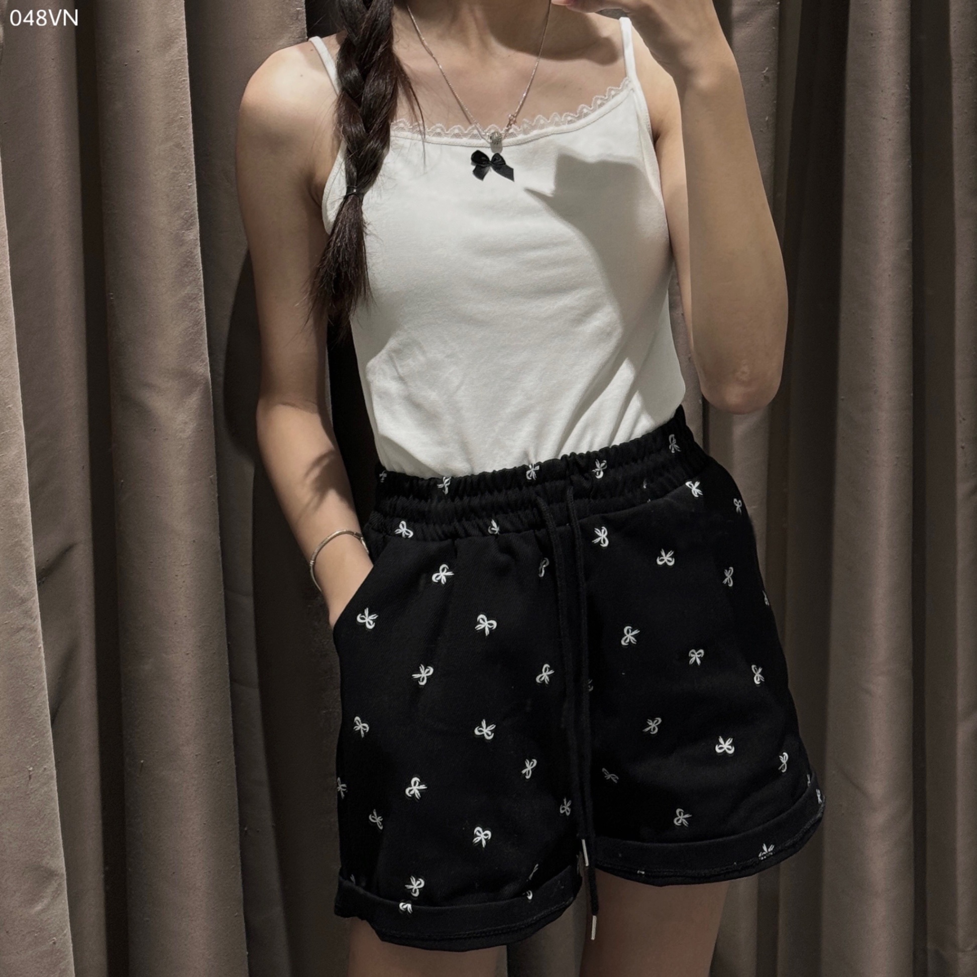 Áo hai dây đính nơ mix quần short hoạ tiết nơ