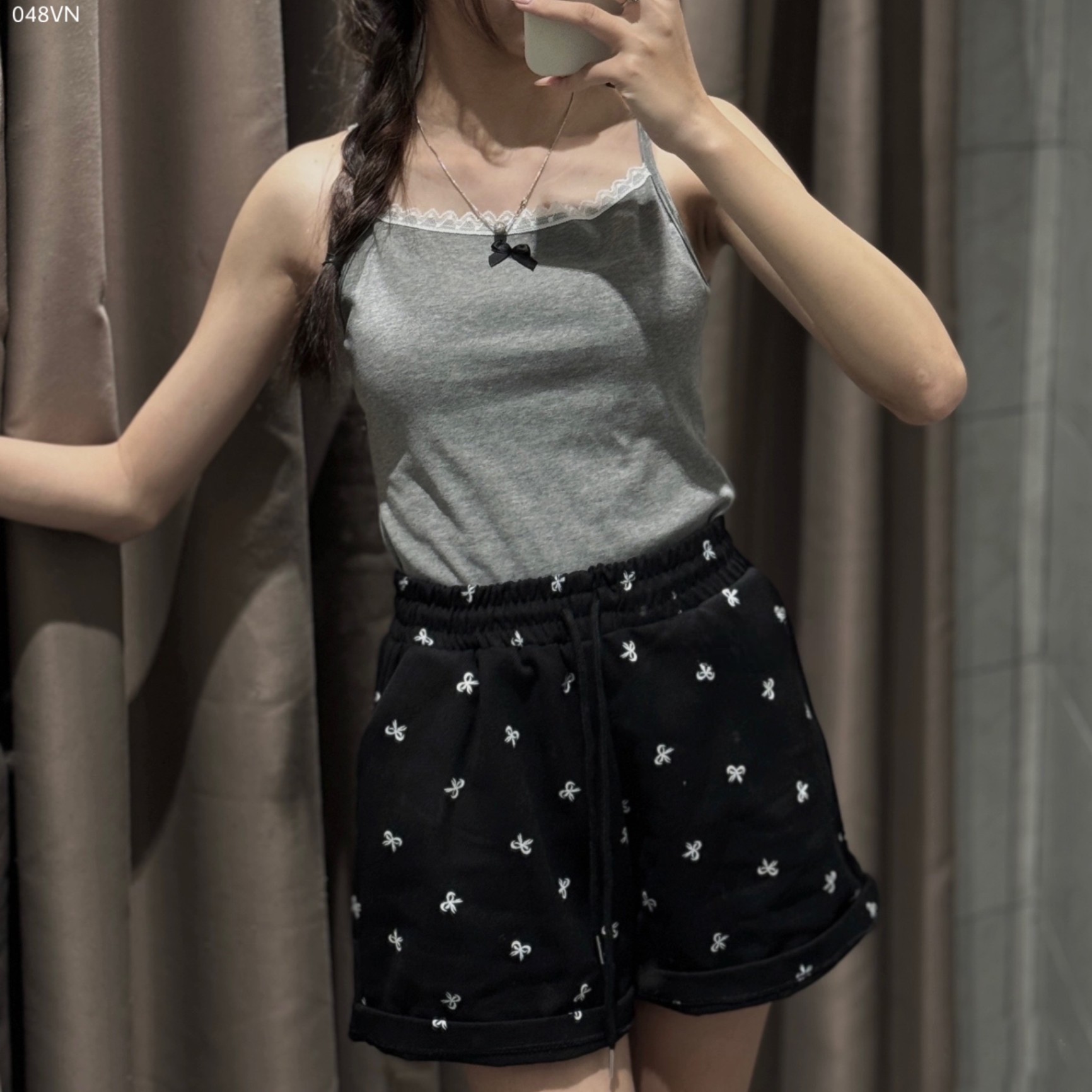 Áo hai dây đính nơ mix quần short hoạ tiết nơ