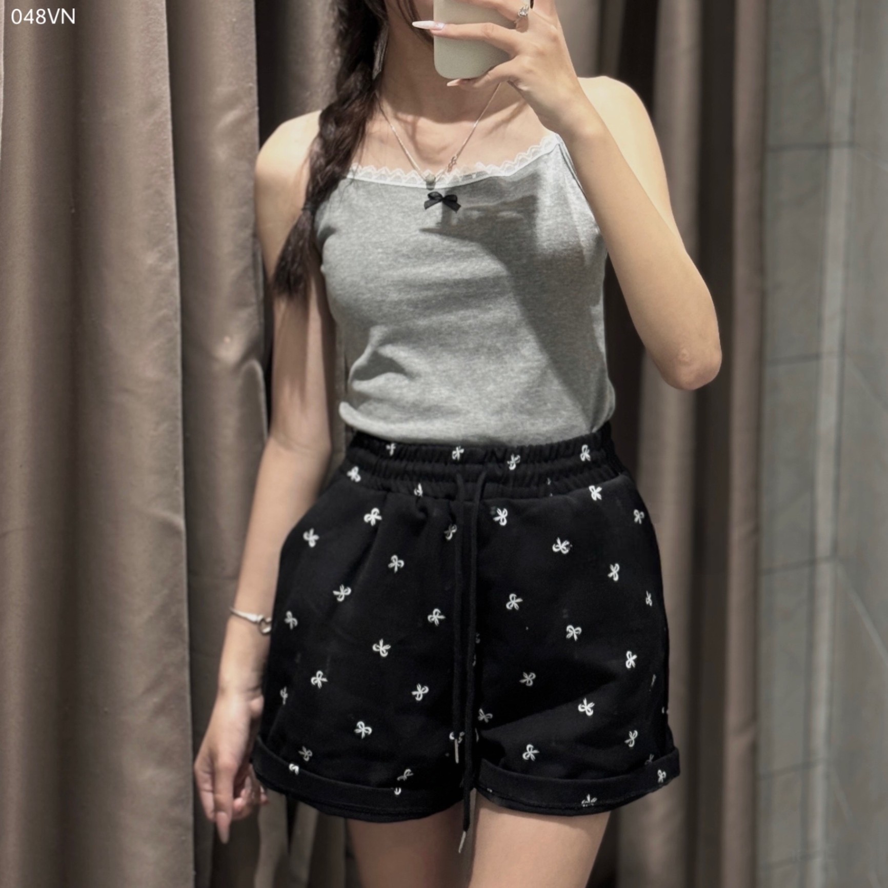 Áo hai dây đính nơ mix quần short hoạ tiết nơ