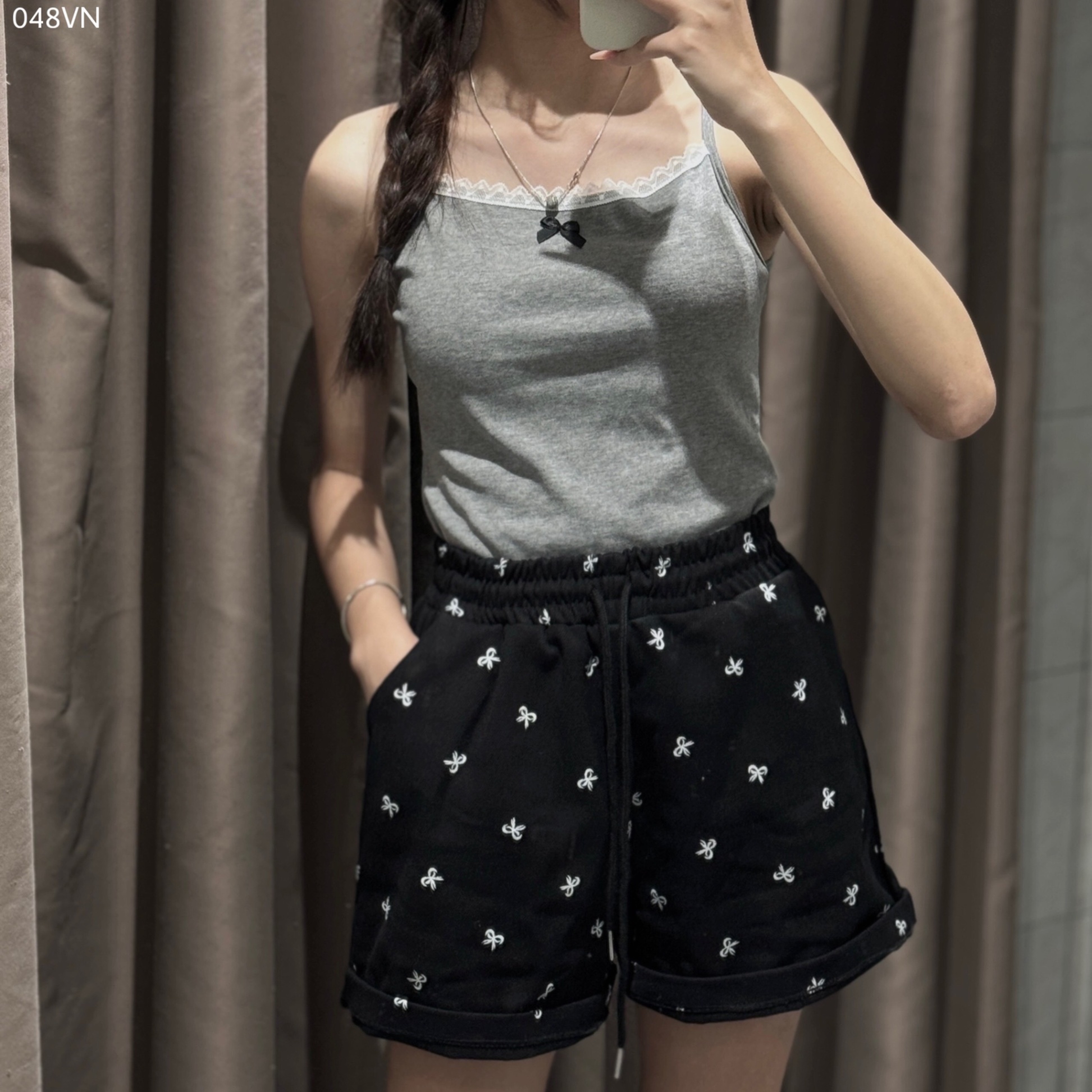 Áo hai dây đính nơ mix quần short hoạ tiết nơ