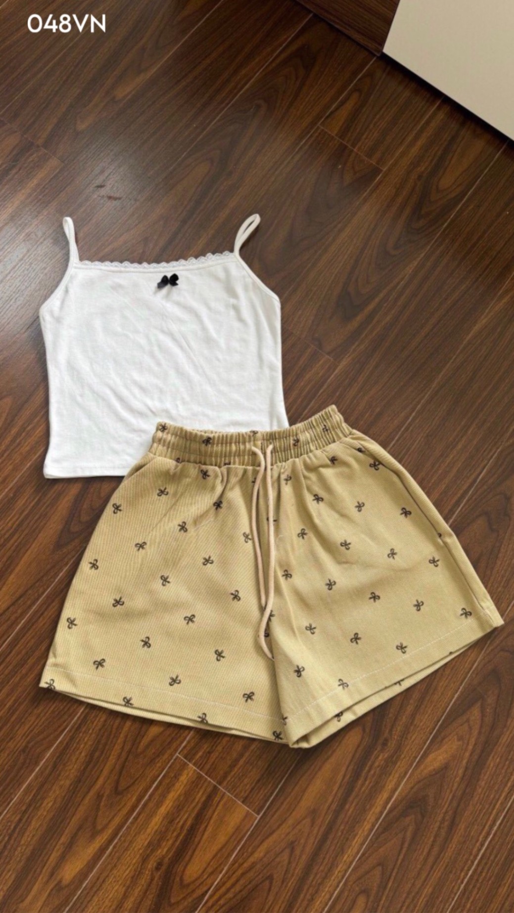 Áo hai dây đính nơ mix quần short hoạ tiết nơ
