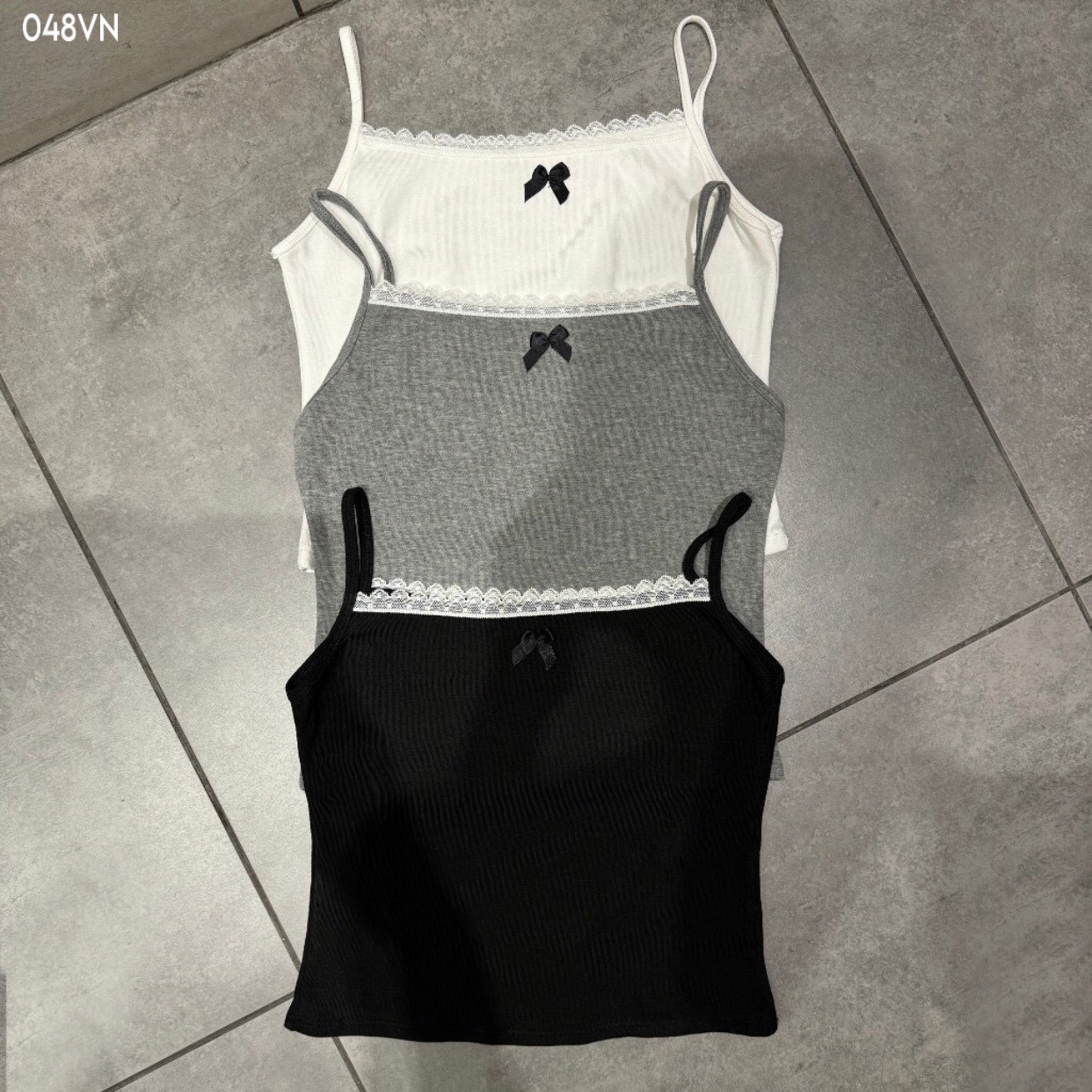 Áo hai dây đính nơ mix quần short hoạ tiết nơ
