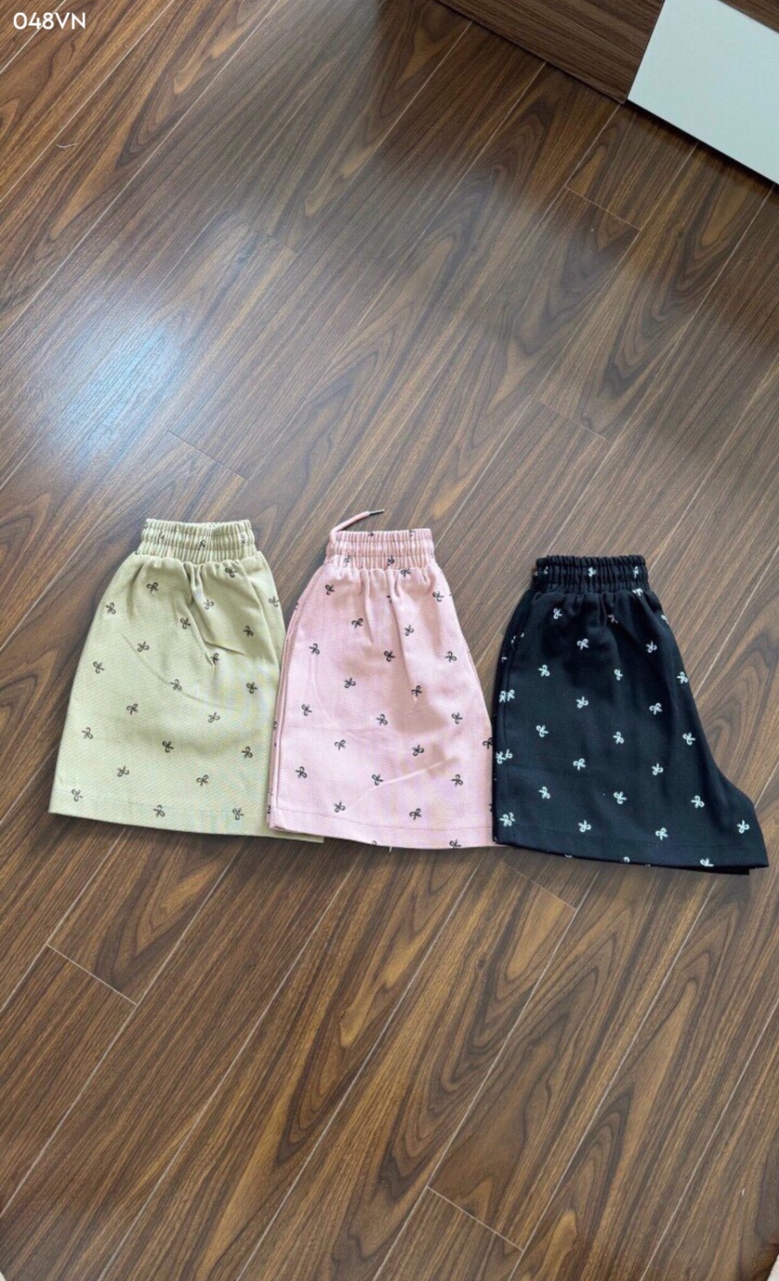 Áo hai dây đính nơ mix quần short hoạ tiết nơ