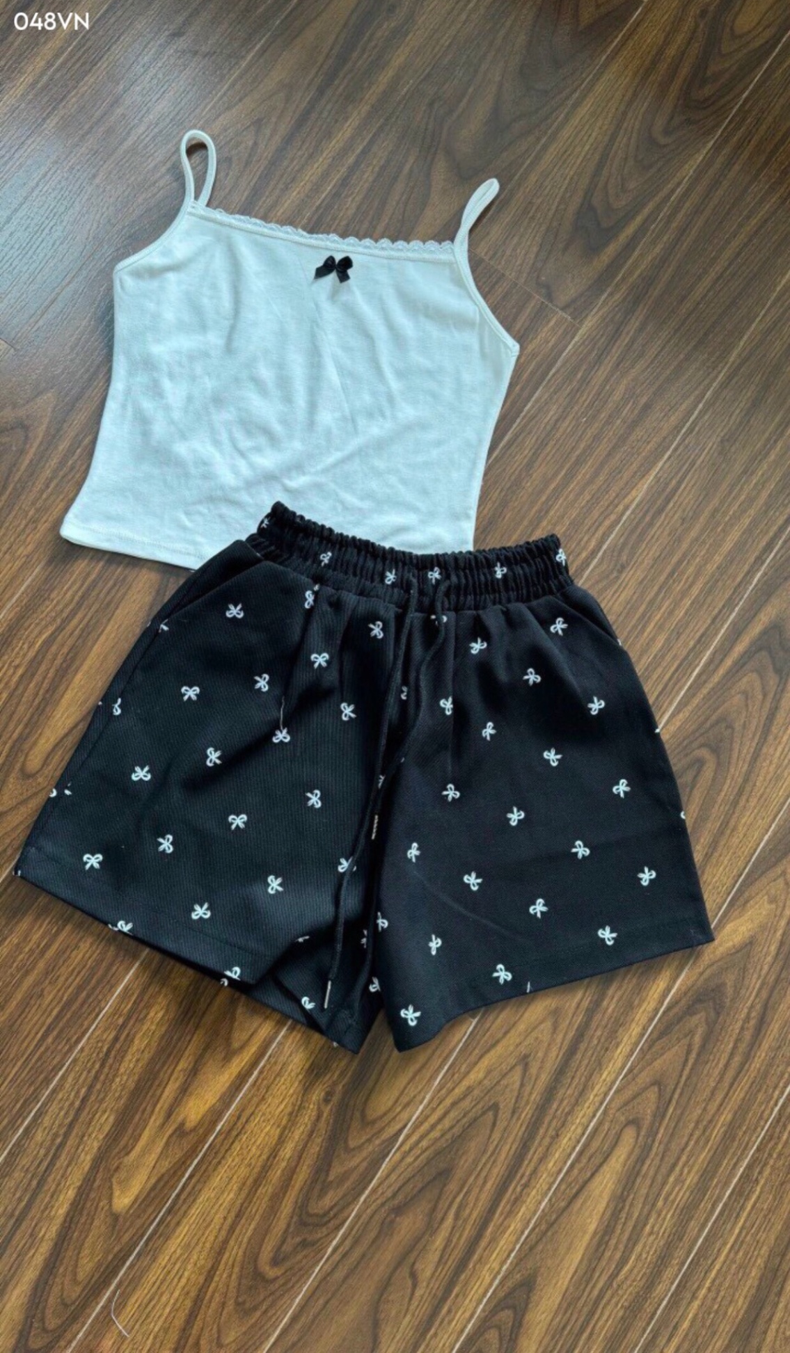 Áo hai dây đính nơ mix quần short hoạ tiết nơ