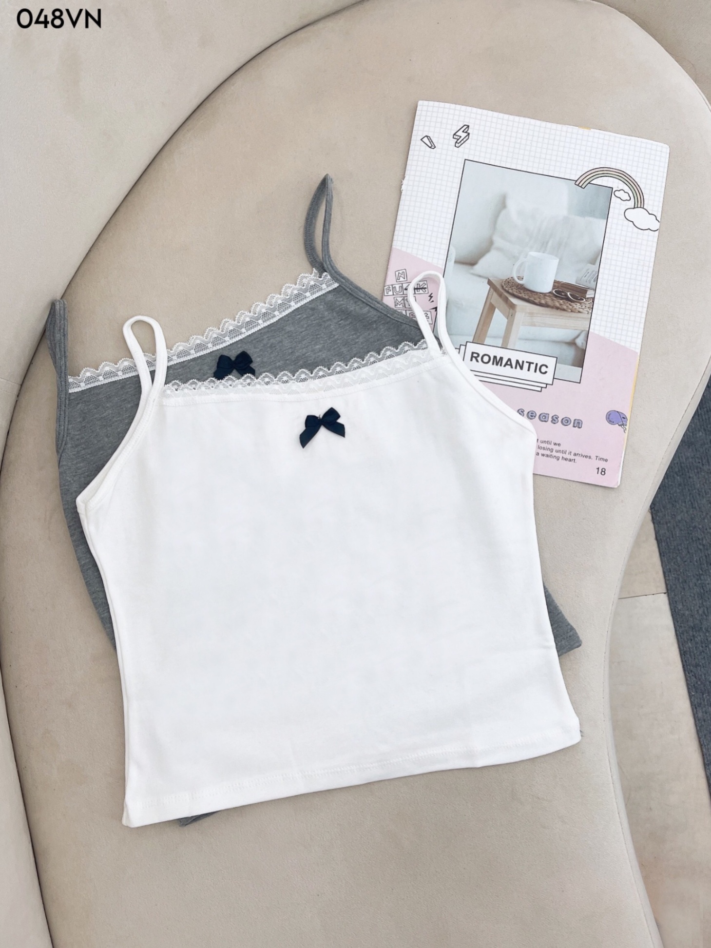 Áo hai dây đính nơ mix quần short hoạ tiết nơ