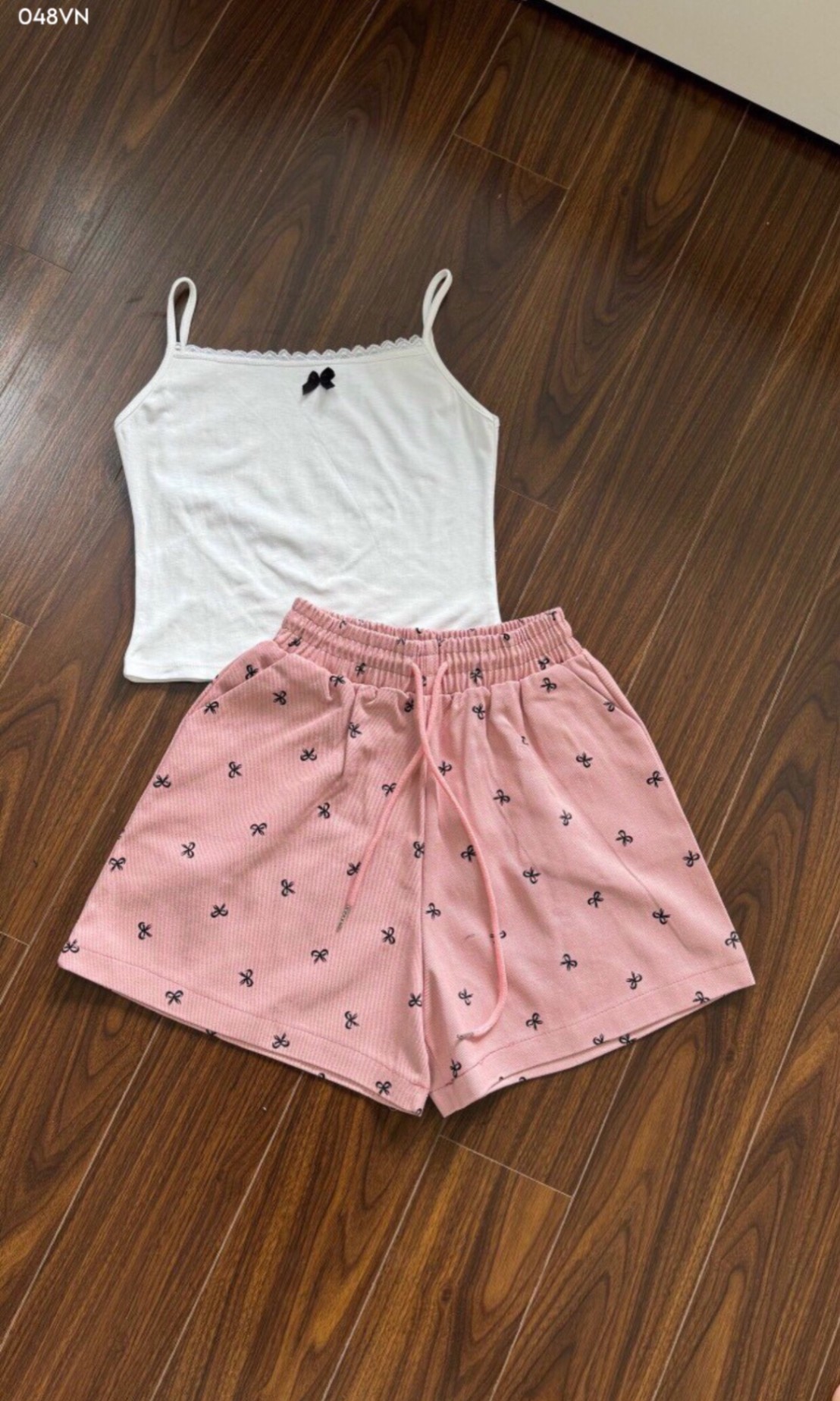 Áo hai dây đính nơ mix quần short hoạ tiết nơ