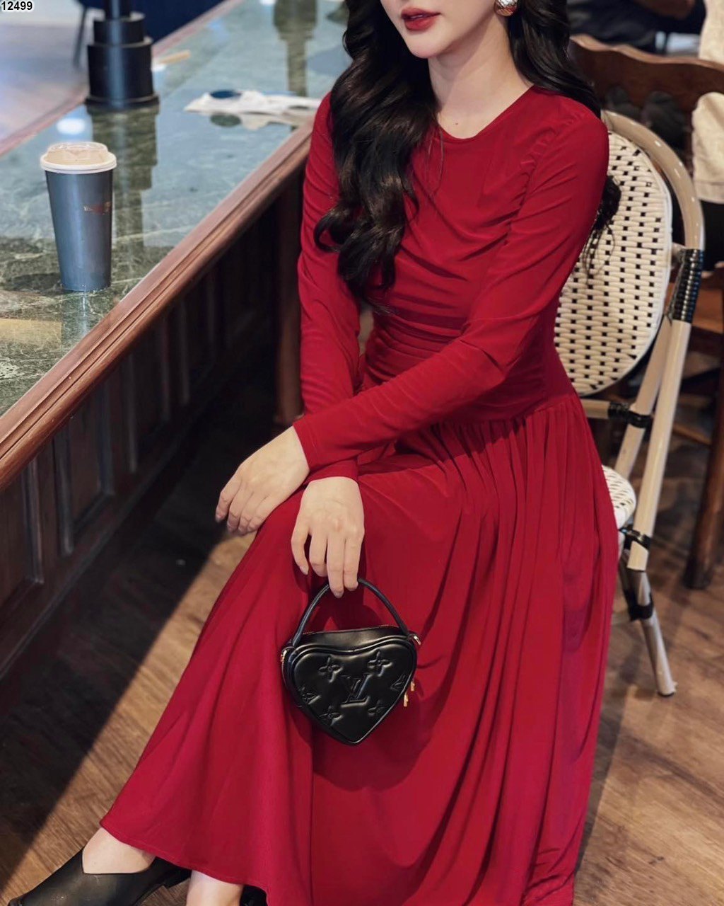 Váy đỏ trễ vai
