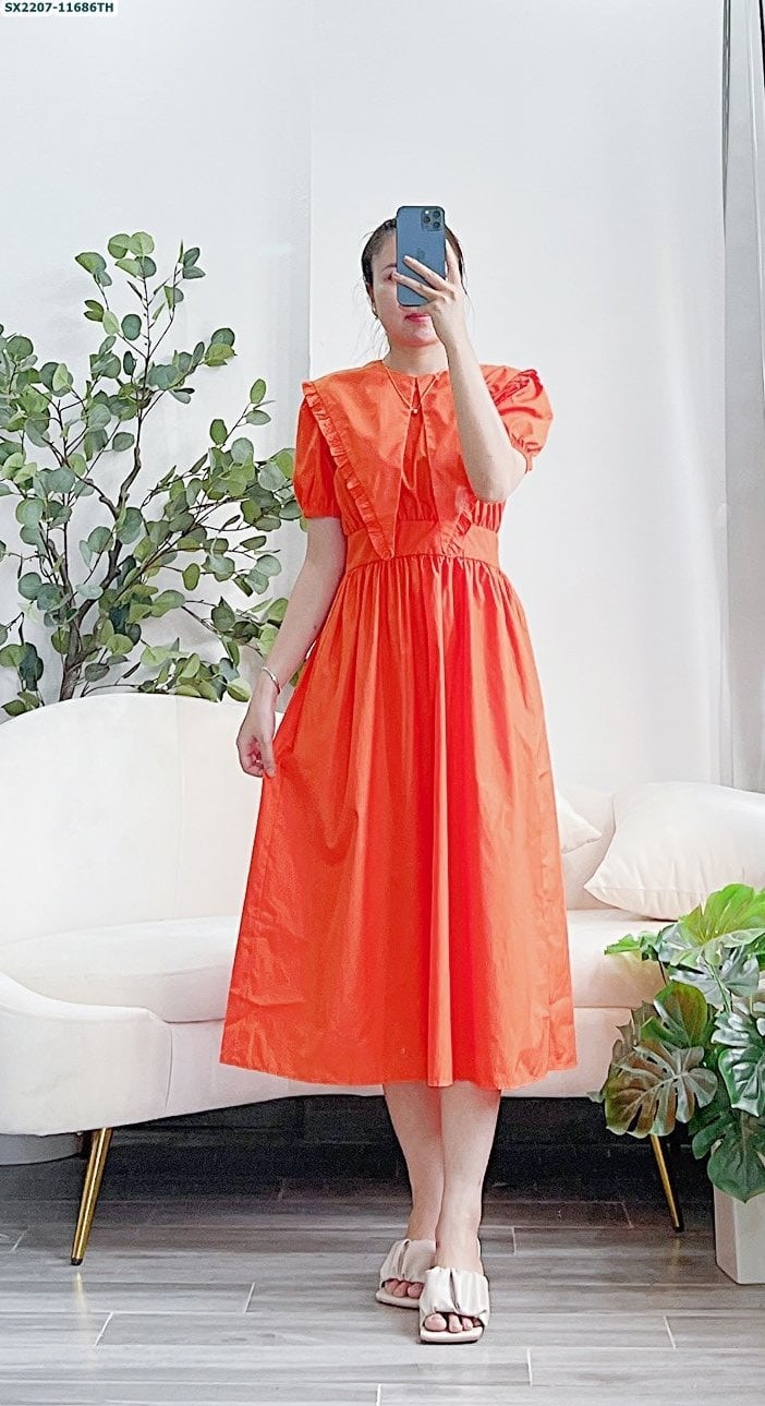 Váy cổ bèo to