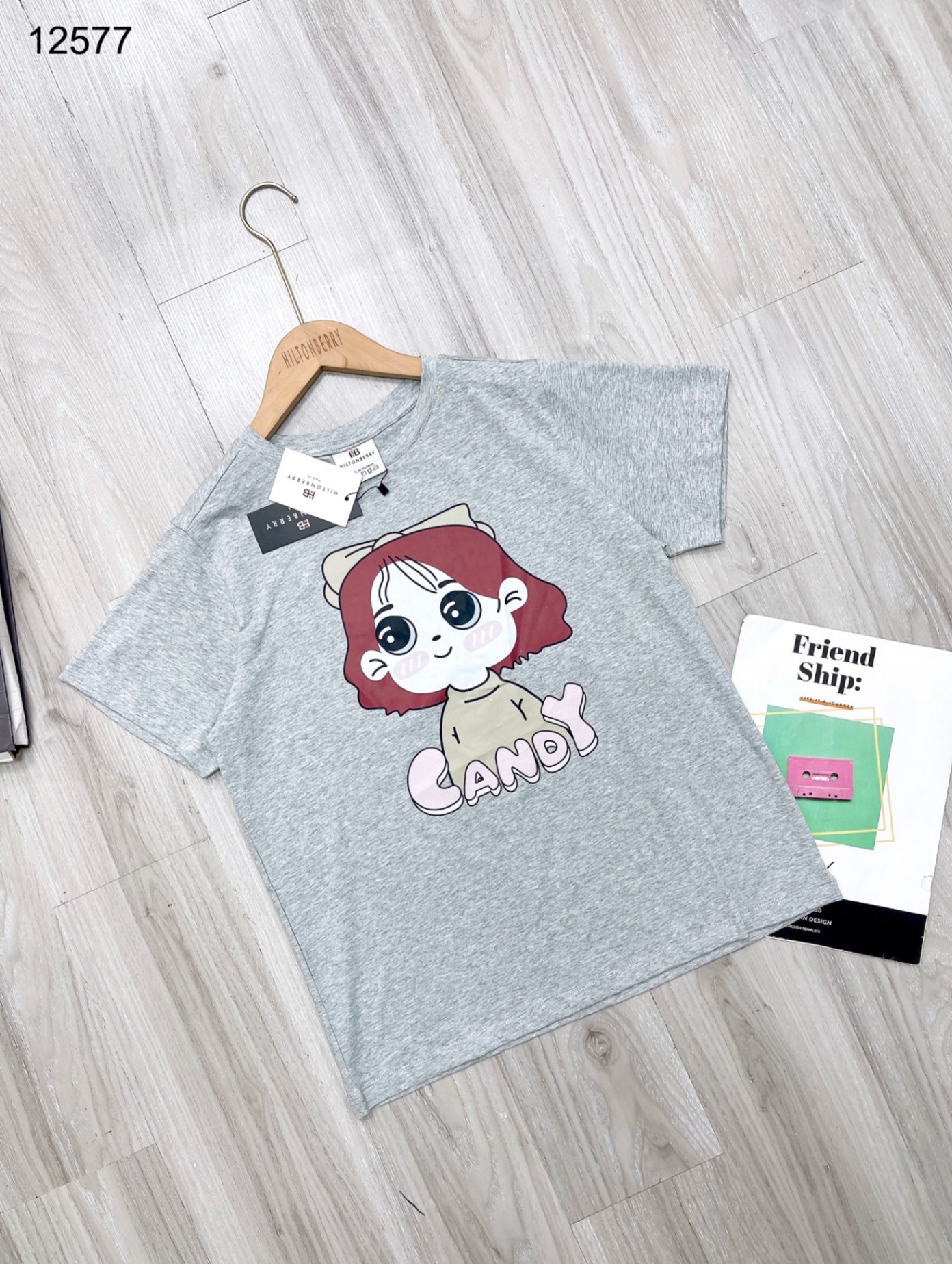 Áo kẻ áo thun cô gái