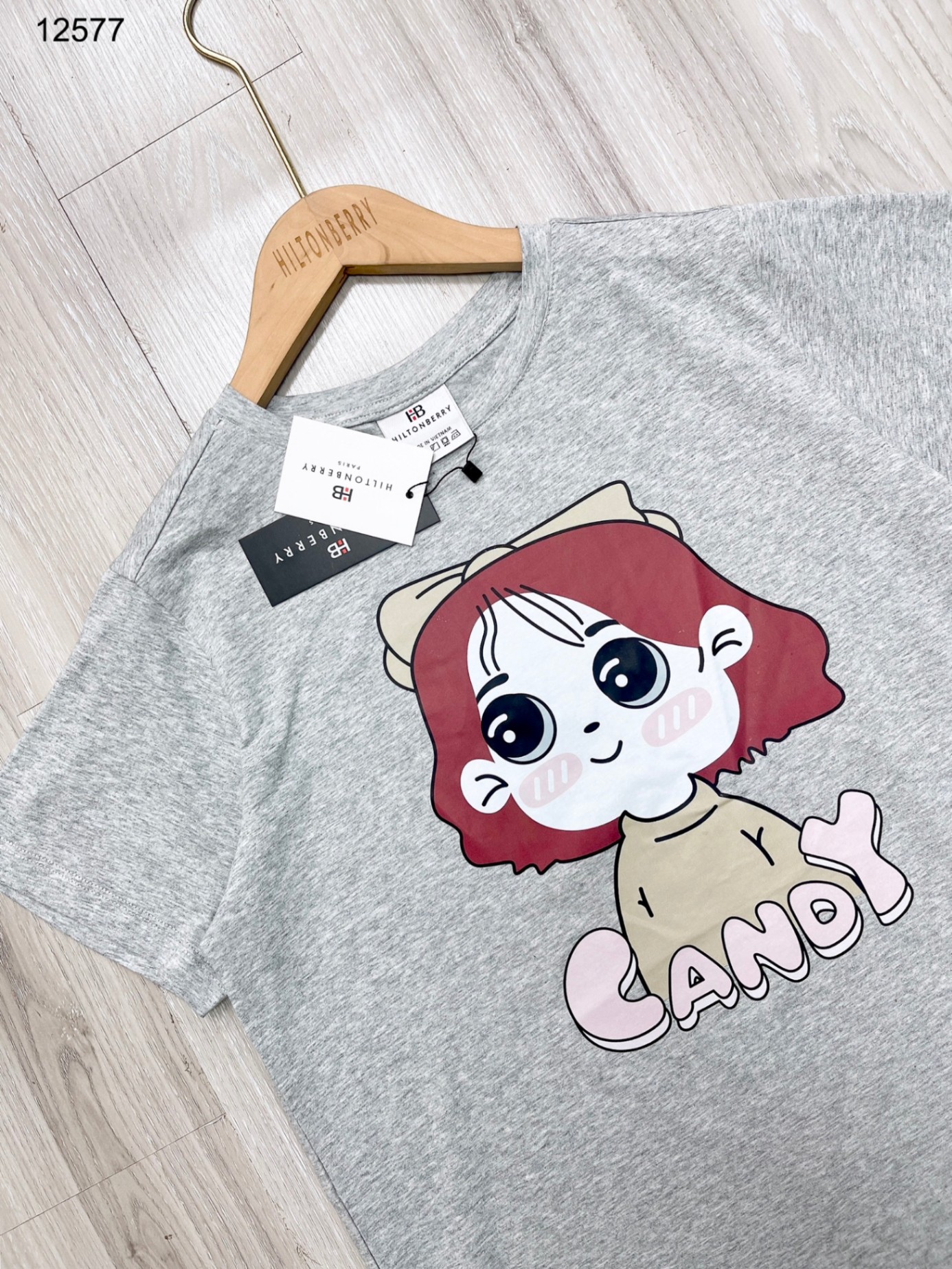 Áo kẻ áo thun cô gái