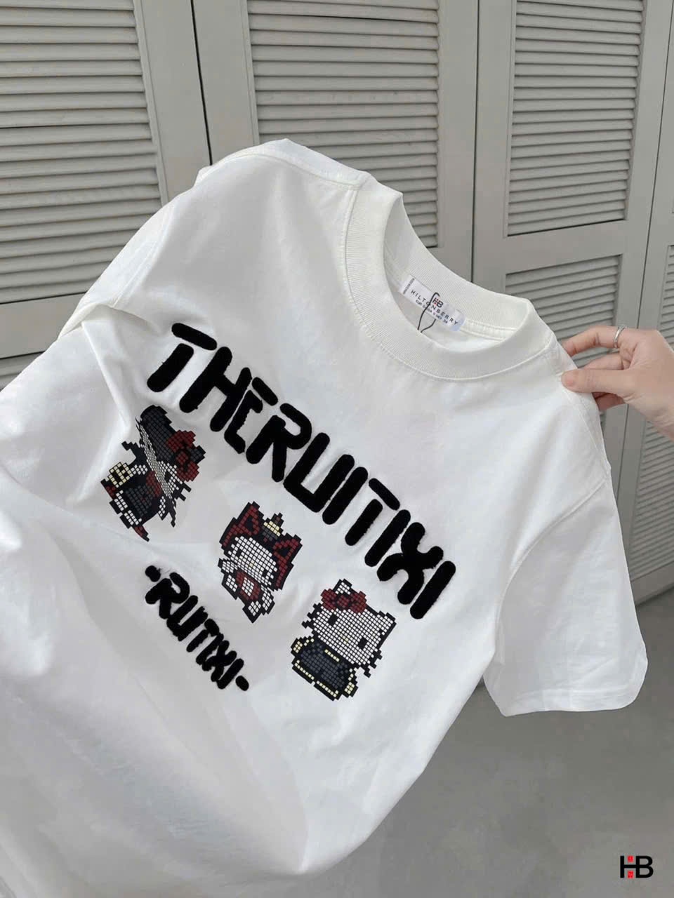 áo phông trắng in chữ