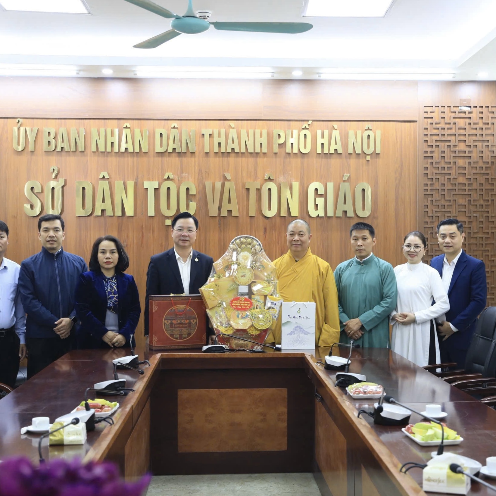 Đại diện gốm Tre Việt cùng ban văn hoá trung ương GHPGVN thăm và chúc Tết Sở Dân tộc và Tôn giáo TP. Hà Nội nhân dịp Xuân mới