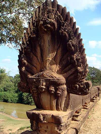 Bí ẩn ít biết về rắn thần 9 đầu khổng lồ ở chùa Khmer