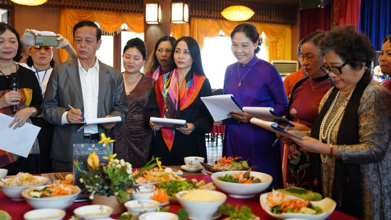 Dac-sac-Hoi-thi-am-thuc-Bat-Trang_483870462-9815161035161726-4566103672423877973-n-3400-7482-7962-433-1.jpg