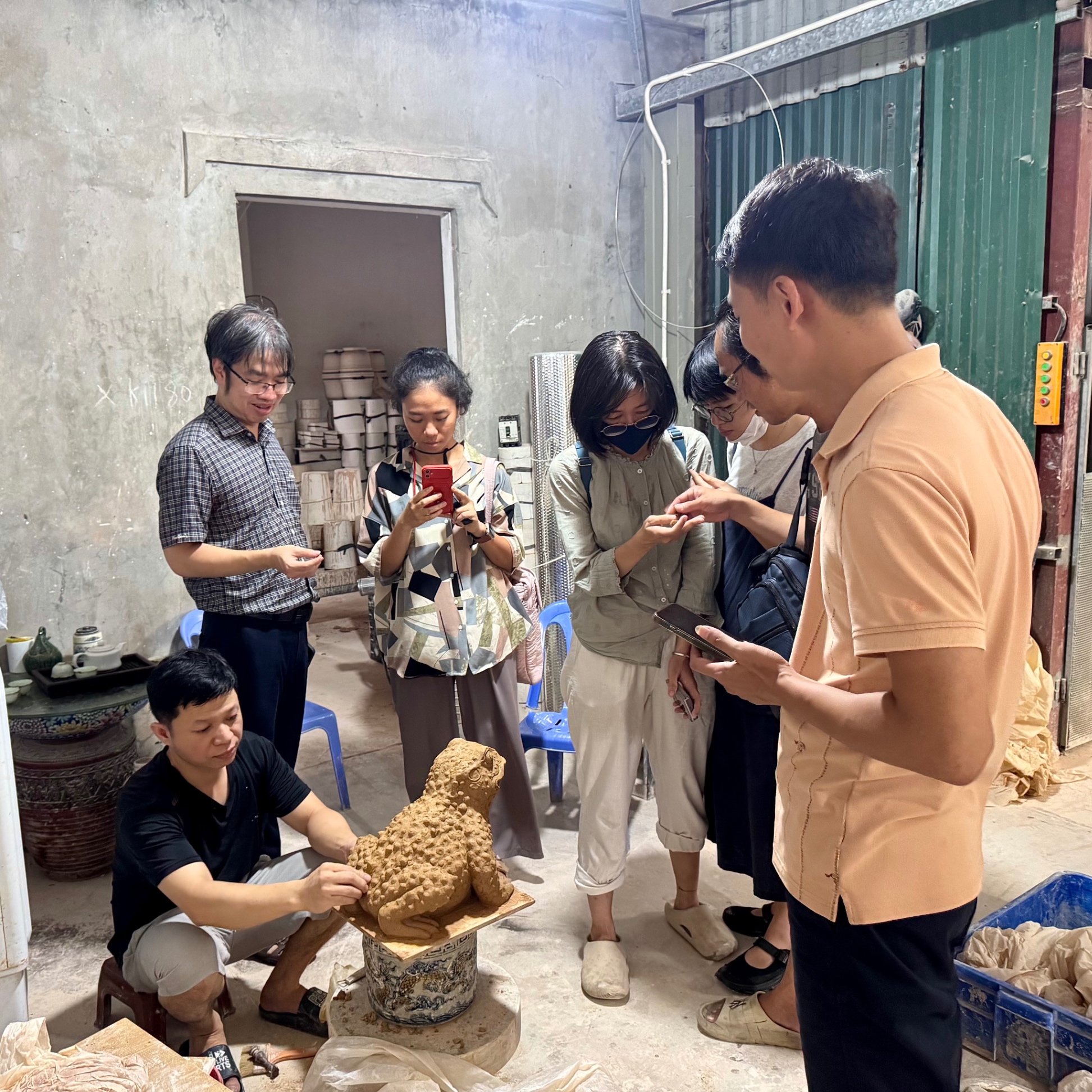 Gốm Tre Việt đón tiếp đoàn GOm Show tham quan xưởng sản xuất đồ thờ tại Bát Tràng