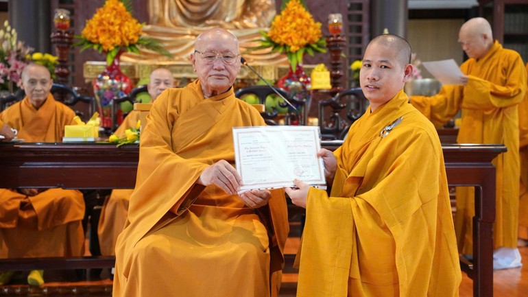 Dong-Nai-Le-trao-Bang-tot-nghiep-Cao-dang-Phat-hoc-tai-thien-vien-Truc-Lam-Tri-Duc_1000025847-6244-4162.jpg