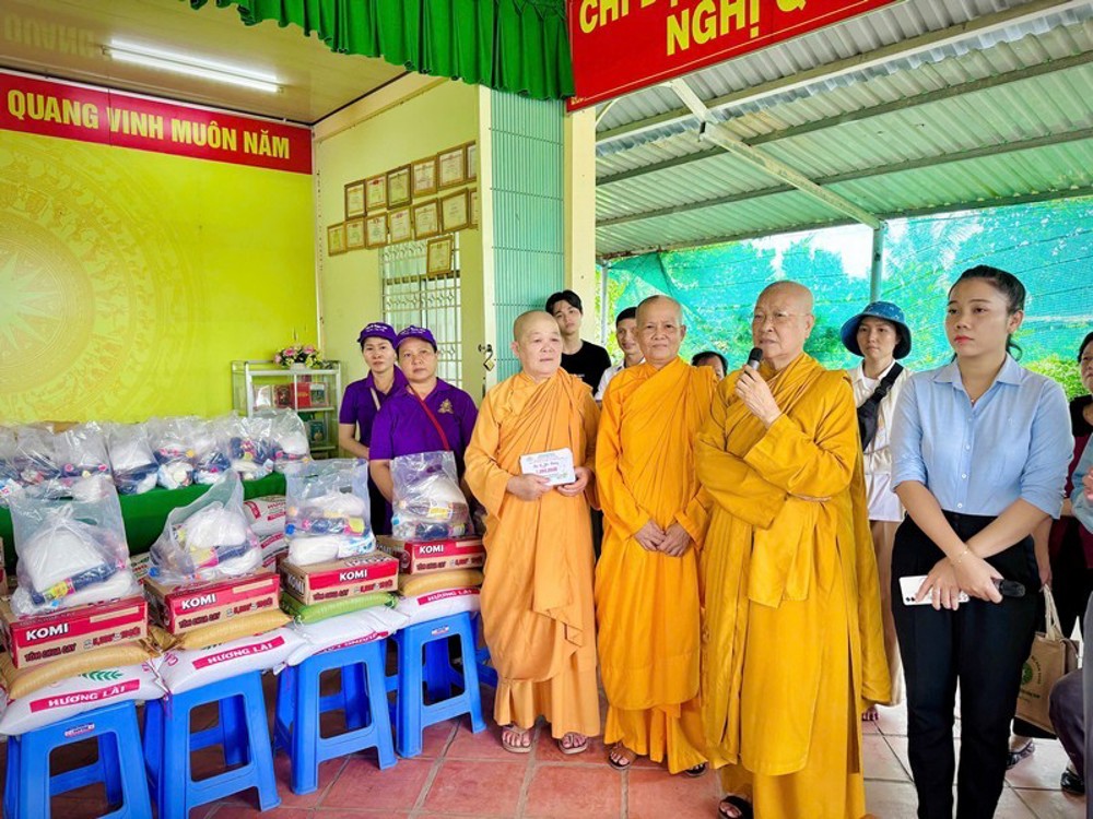 Đồng Tháp: Ni giới Hệ phái Khất sĩ cứu trợ đồng bào xã Ba Sao bị thiệt hại do lốc xoáy