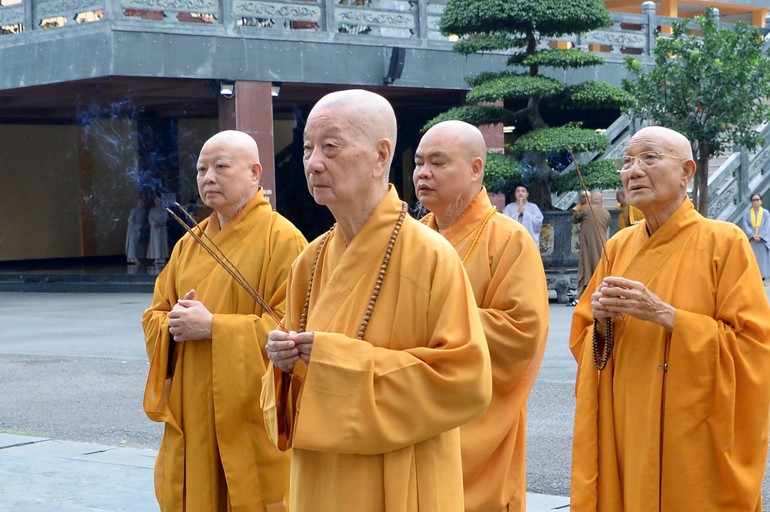 Duc-Phap-chu-GHPGVN-dang-huong-truoc-thap-Da-Bao-noi-ton-tri-xa-loi-Trai-tim-Bo-tat-Thich-Quang-Duc_z7287537778149-cd730e585688fa780ebc4db6d58aa1b5-9096-7477.jpg