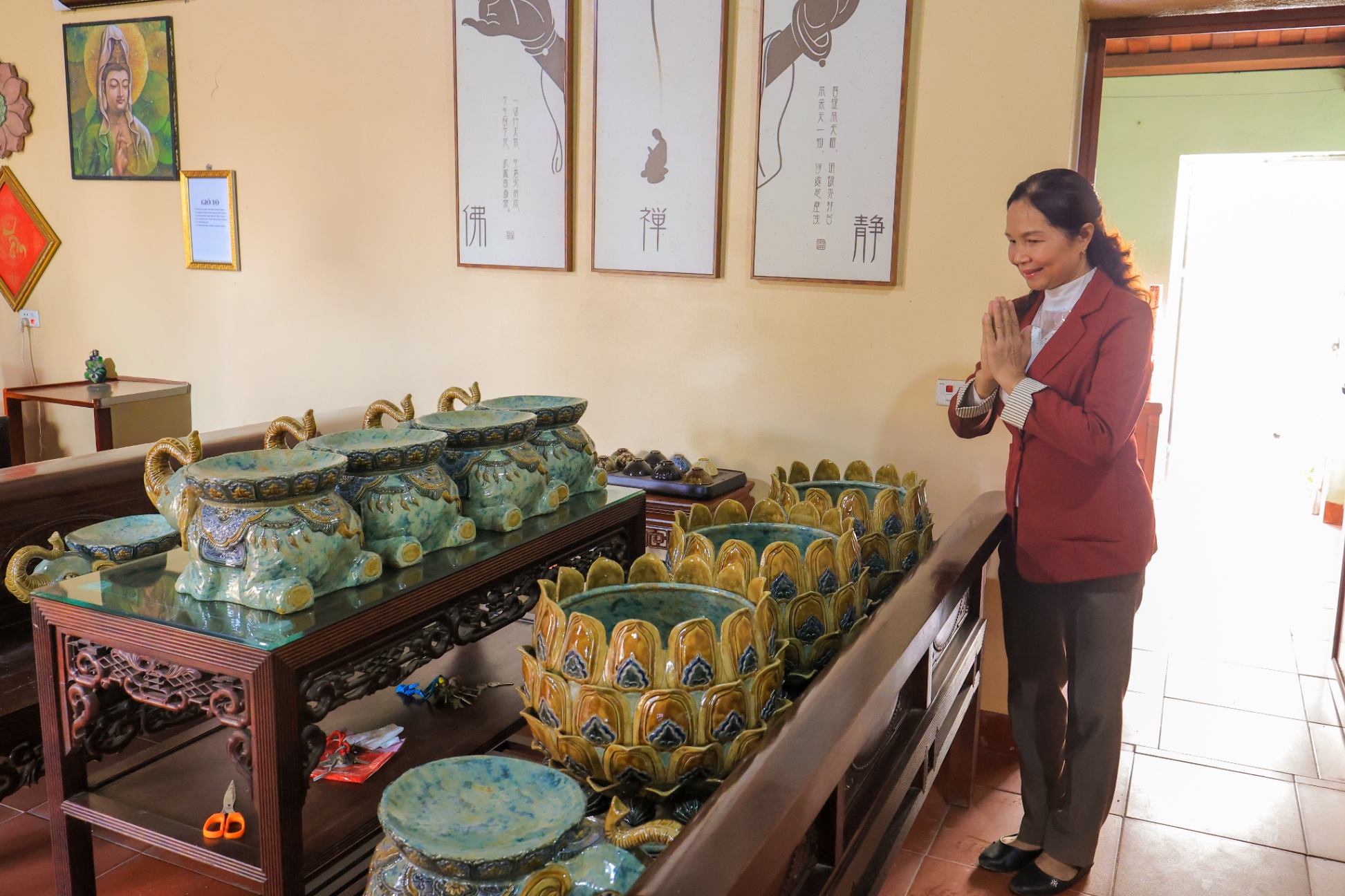 Gom-Tre-Viet-ban-giao-bo-Lu-huong-Sen-va-cap-Voi-Gom-men-hoa-thach-tai-chua-Tai-Kenh-Ninh-Binh_blob.jpg