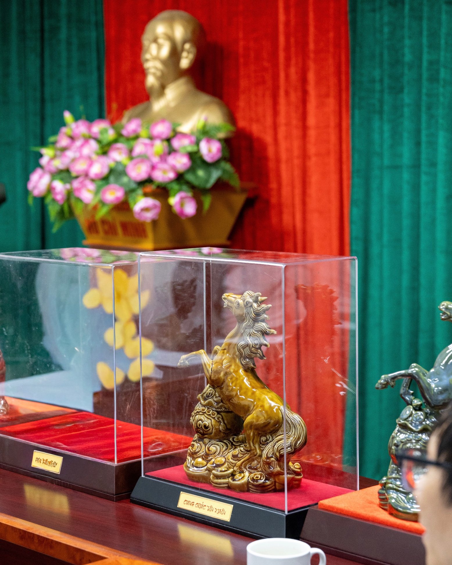Gom-Tre-Viet-ban-giao-tac-pham-doc-ban-THIEM-DUC-TUE-DANG-tai-bao-tang-Ha-Noi_blob-1.jpg