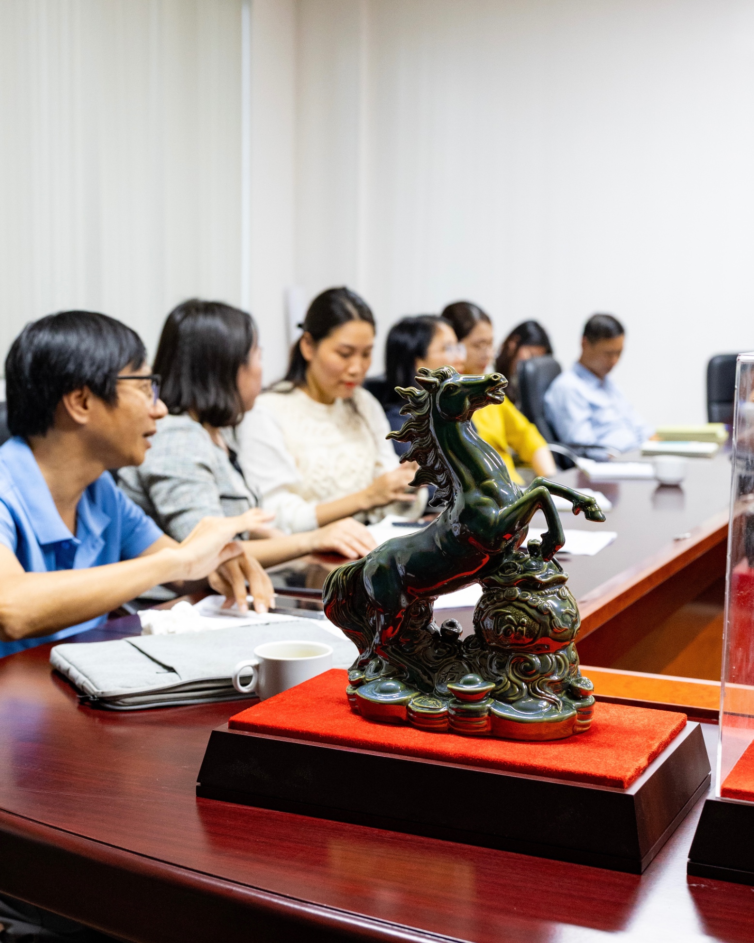 Gom-Tre-Viet-ban-giao-tac-pham-doc-ban-THIEM-DUC-TUE-DANG-tai-bao-tang-Ha-Noi_blob.jpg