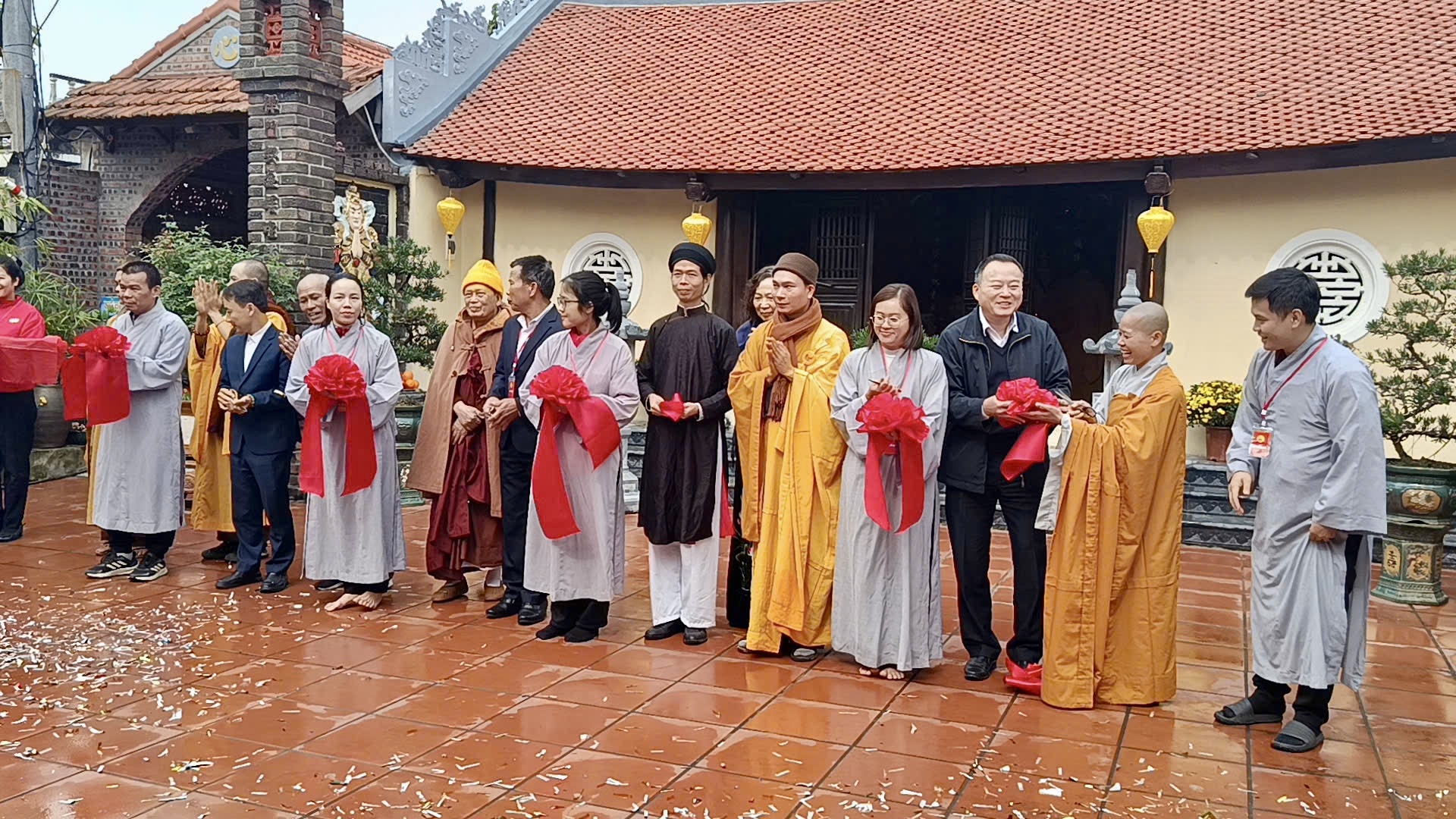 Gom-Tre-Viet-tham-du-le-khanh-thanh-chua-Linh-Quang-Hung-Yen-_IMG_5004.jpg