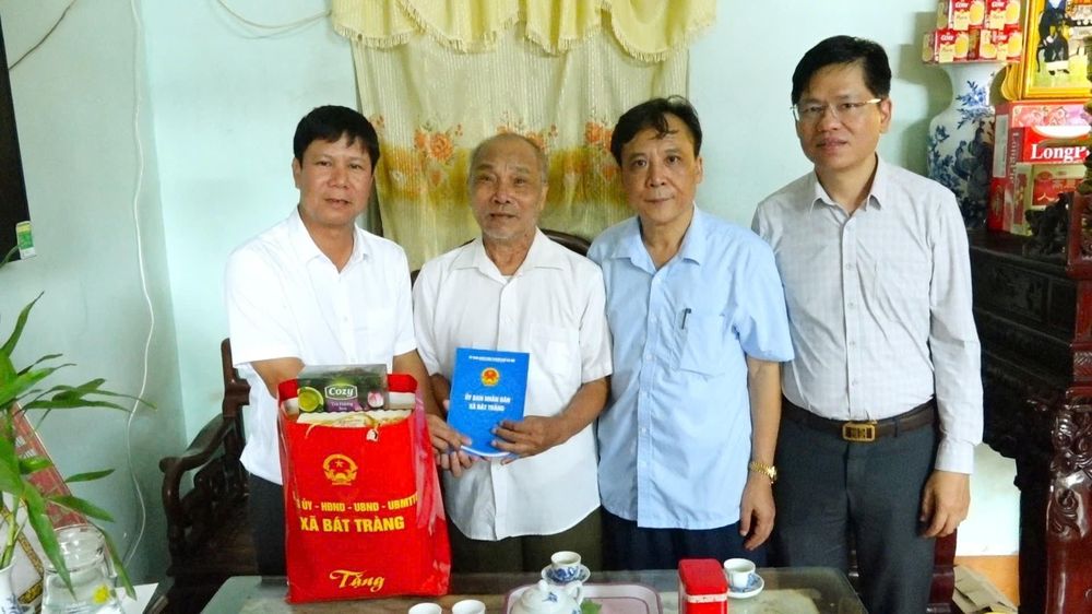 Lanh-dao-xa-Bat-Trang-tham-tang-qua-gia-dinh-chinh-sach_21d1f7423f0cd6528f1d.jpg