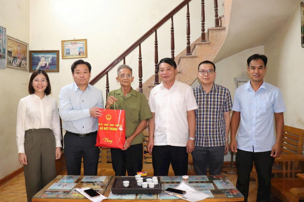 Lanh-dao-xa-Bat-Trang-tham-tang-qua-gia-dinh-chinh-sach_3ab242208a6e63303a7f.jpg