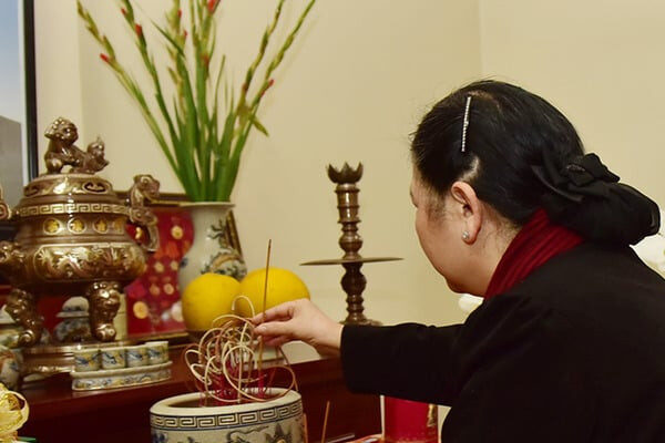 Mùng 1, ngày rằm nên thắp hương vào giờ nào?