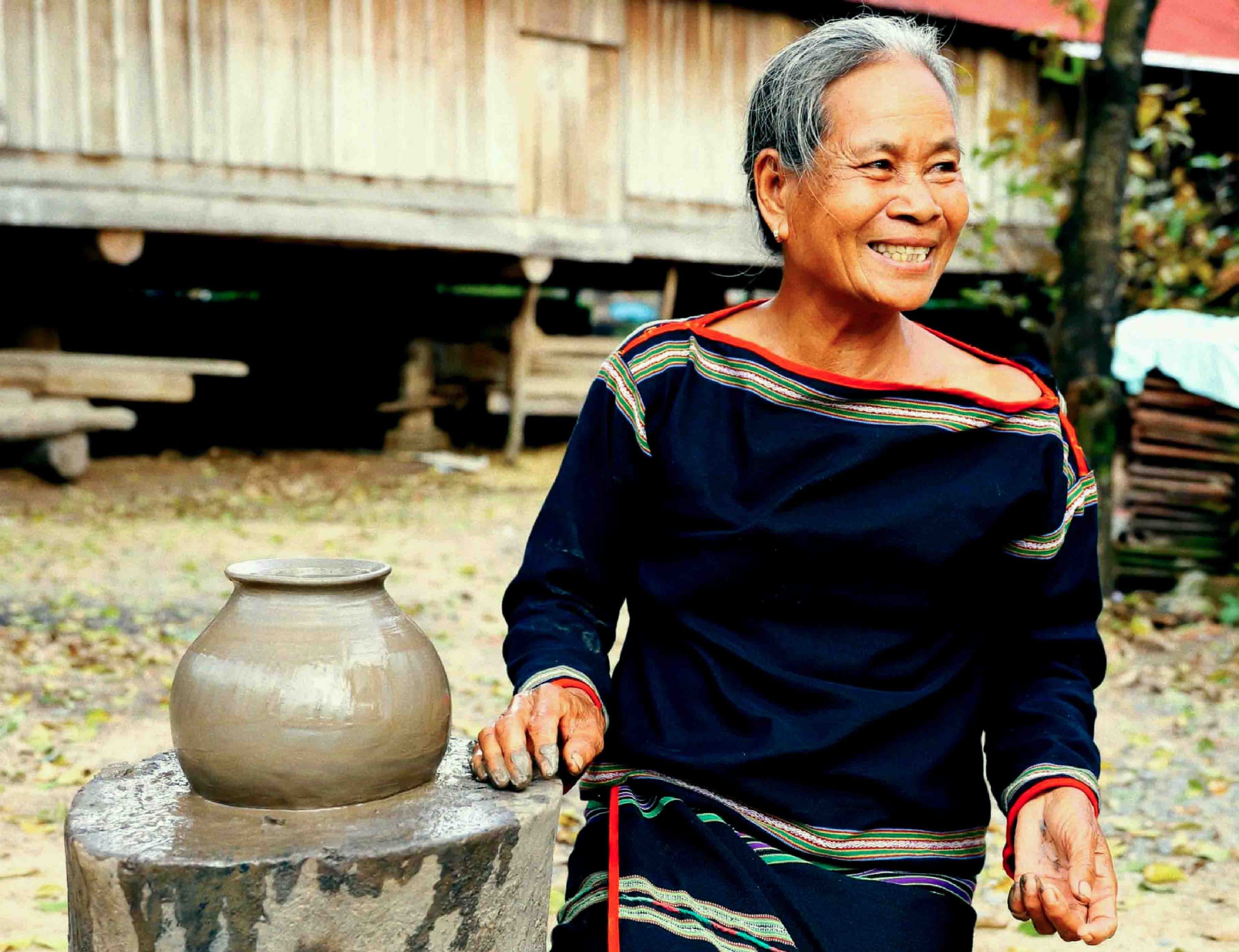 Nghề làm gốm đen truyền thống của người M’nông ở Đắk Lắk