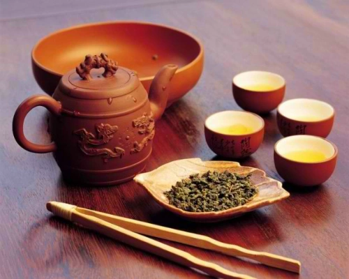 Nhung-mon-qua-nen-mua-khi-du-lich-Ha-Noi_Vietnamese-Tea-Drinking-4298-1405314967-2.webp