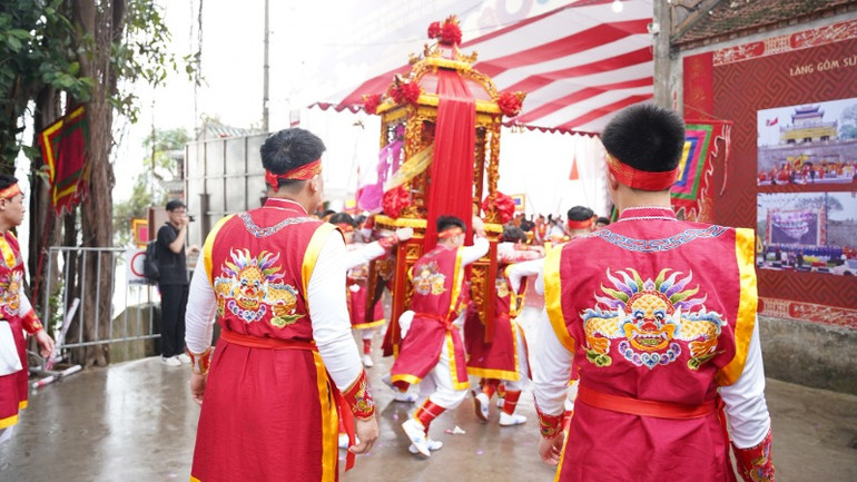 Ron-rang-dam-da-ban-sac-dan-toc-o-Le-hoi-truyen-thong-lang-Bat-Trang_484034650-9820028654674964-6935932807387705008-n-970-8619-4134-1261.jpg