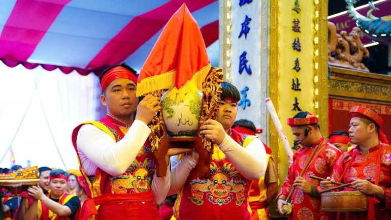 Ron-rang-dam-da-ban-sac-dan-toc-o-Le-hoi-truyen-thong-lang-Bat-Trang_484094662-9820231831321313-9188291274454518643-n-8903-4084-2694-8587-1.jpg