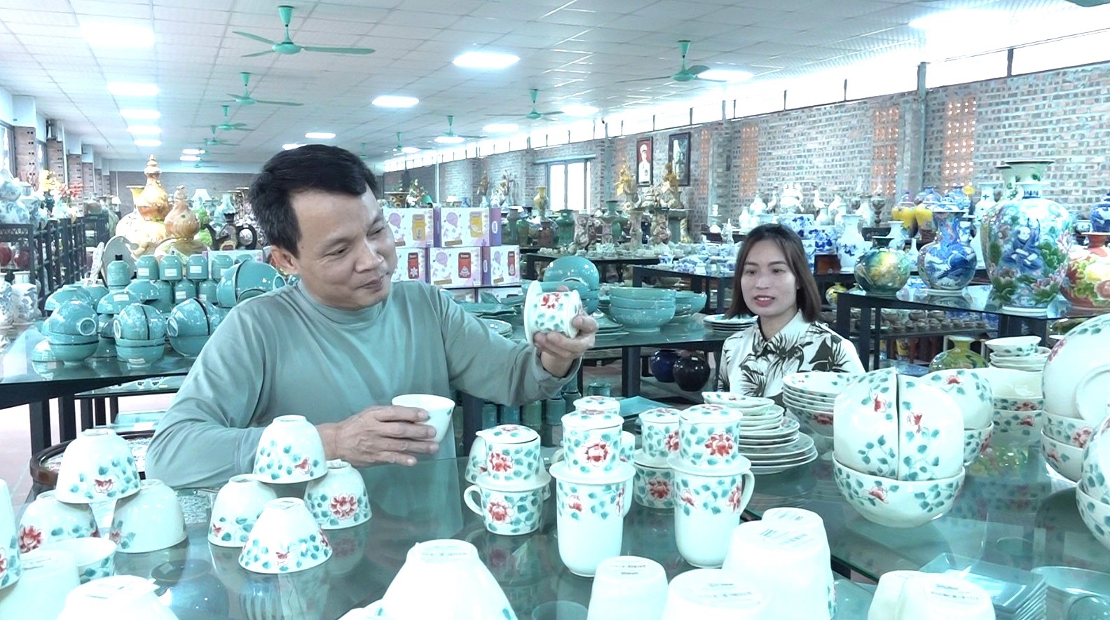 Xuat-xu-hang-hoa-Thach-thuc-lon-voi-gom-su-xuat-khau_image-1.jpg