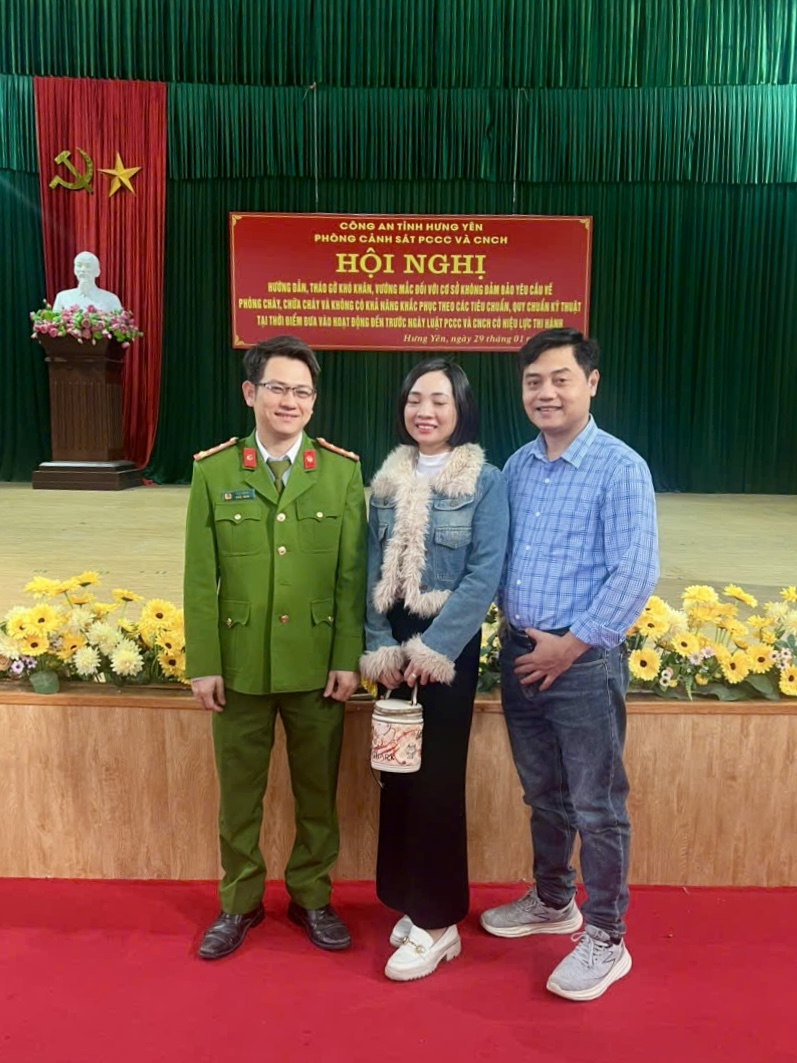 ANH-PHO-GIAM-DOC-GOM-TRE-VIET-NGHE-NHAN-PHAM-NGOC-SON-THAM-DU-HOI-NGHI-HUONG-DAN-PHONG-CHAY-CHUA-CHAY-VA-CUU-NAN-CUU-HO-2.jpg