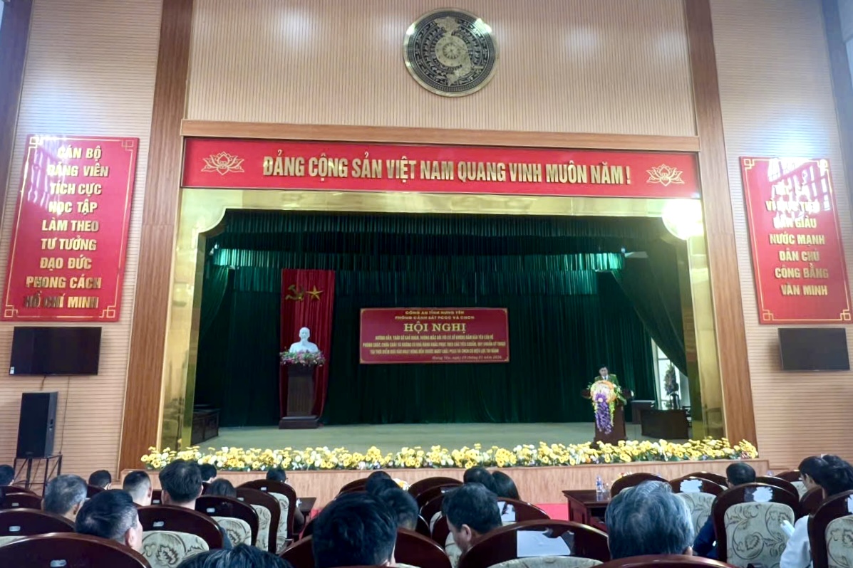 ANH-PHO-GIAM-DOC-GOM-TRE-VIET-NGHE-NHAN-PHAM-NGOC-SON-THAM-DU-HOI-NGHI-HUONG-DAN-PHONG-CHAY-CHUA-CHAY-VA-CUU-NAN-CUU-HO.jpg