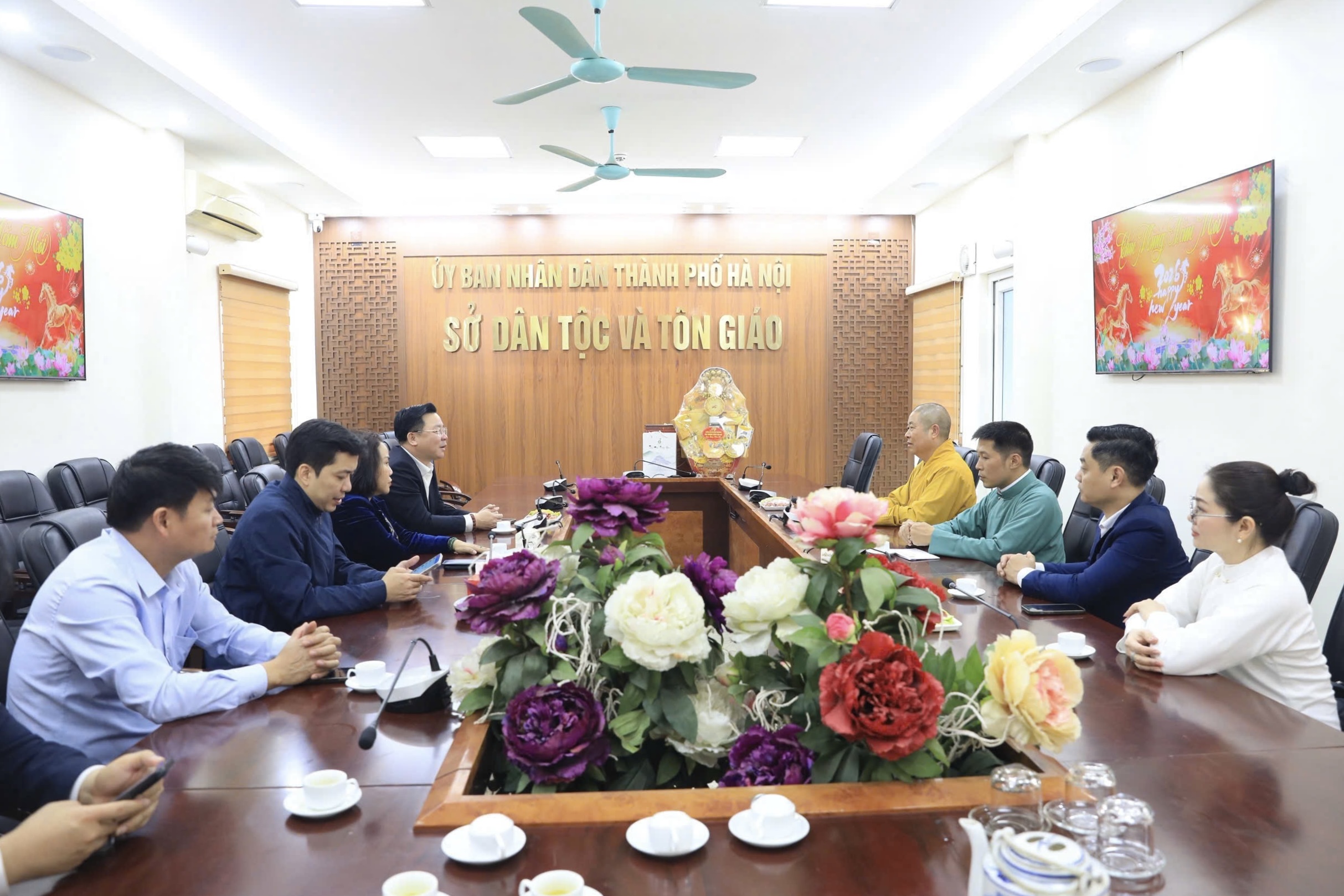 Ban-Van-hoa-Trung-uong-GHPGVN-tham-va-chuc-Tet-So-Dan-toc-va-Ton-giao-TP-Ha-Noi-nhan-dip-Xuan-moi-2.jpg