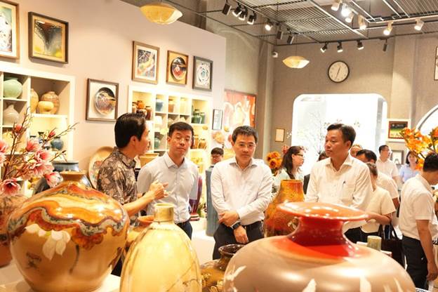 Bát Tràng thúc đẩy khoa học, công nghệ, đổi mới sáng tạo và chuyển đổi số trong phát triển làng nghề - Ảnh 2.