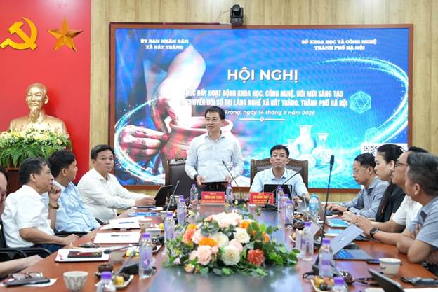 Bát Tràng thúc đẩy khoa học, công nghệ, đổi mới sáng tạo và chuyển đổi số trong phát triển làng nghề - Ảnh 3.