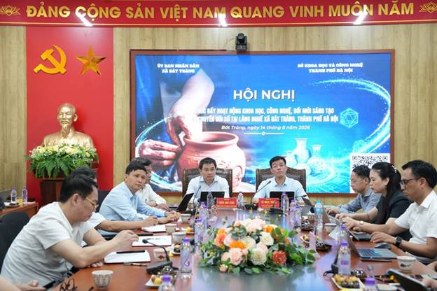 Bát Tràng thúc đẩy khoa học, công nghệ, đổi mới sáng tạo và chuyển đổi số trong phát triển làng nghề - Ảnh 1.