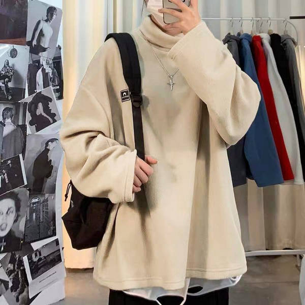 Áo sweater unisex kết hợp với chân váy ngắn