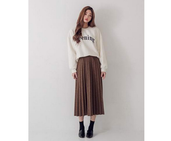 Áo sweater kết hợp với chân váy midi