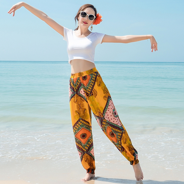 Quần dài đi biển với áo croptop siêu xinh