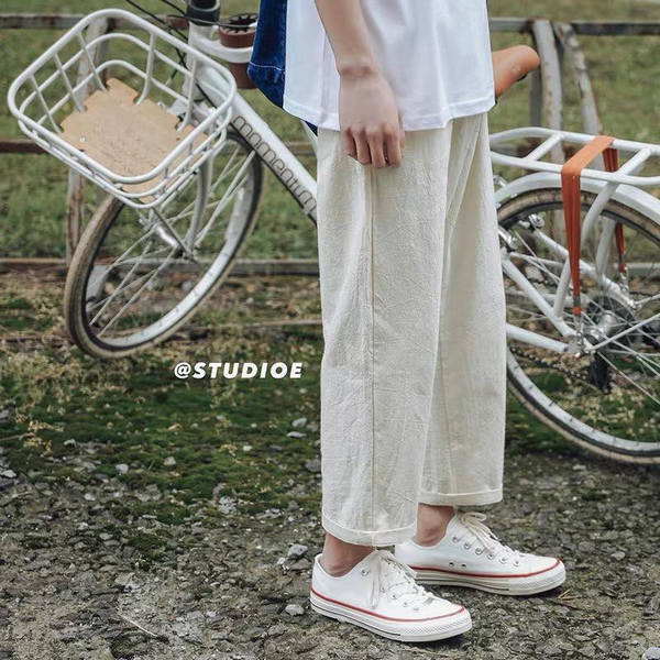 Quần đũi dài phối với giày thể thao converse siêu xinh