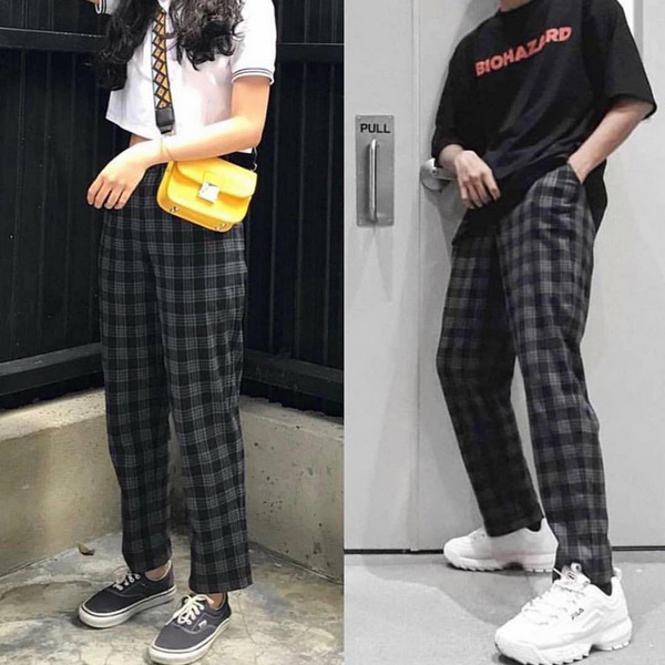 Quần caro tối màu mix với áo croptop và giày thể thao