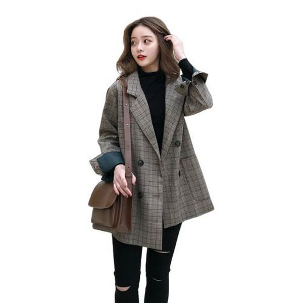 Áo khoác caro với quần jeans rách gối và túi đeo vai siêu xinh