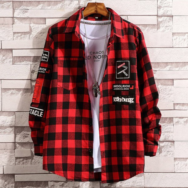 Áo khoác sơ mi unisex phối với áo phông trắng đi cùng với phụ kiện dây chuyền