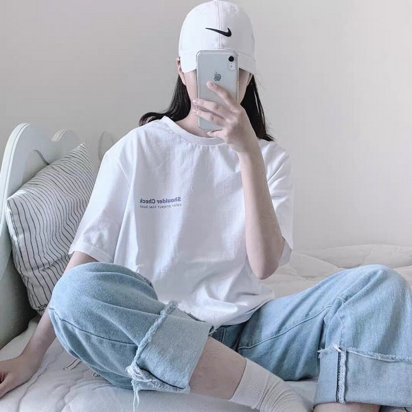 Cực cá tính khi diện áo phông oversize với quần bò ống rộng