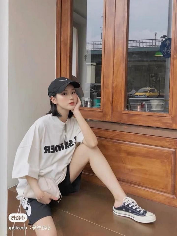 Vô cùng cá tính và chất bên set đồ áo phông với quần short