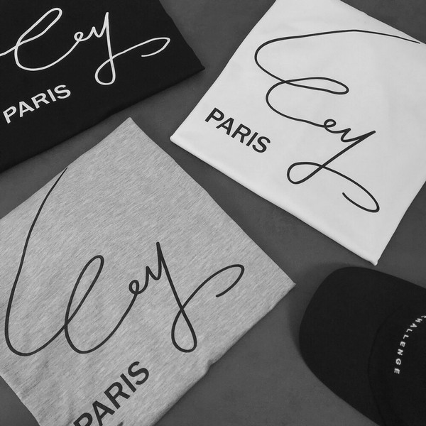 Siêu đẹp trai khi diện áo phông paris với ba tông màu chủ đạo đen, trắng,xám